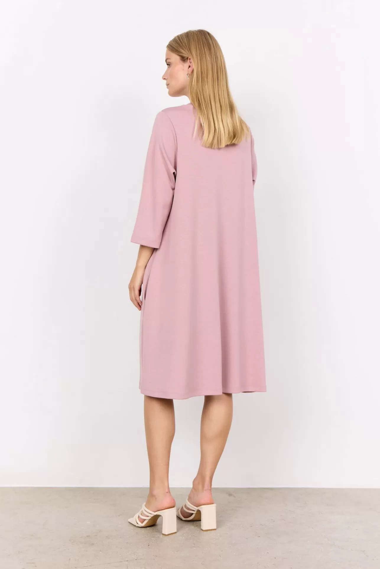 scbanu_155_klnning_rosa_3-4.webp Soyaconcept SC-BANU 155 Klänning
