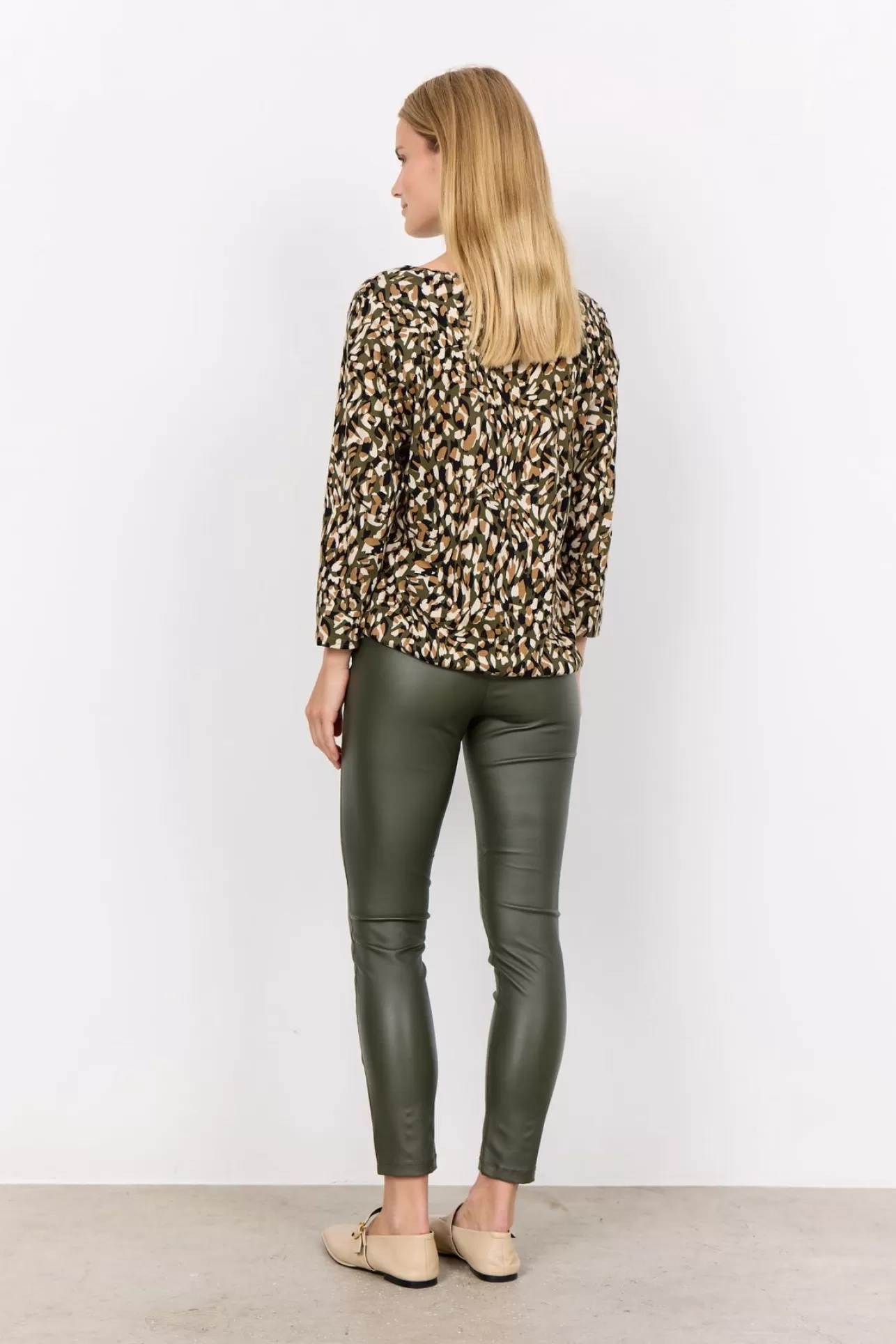 scfelicity_aop_474_tshirt_oliv_3-2.webp Soyaconcept SC-FELICITY AOP 474 T-shirt