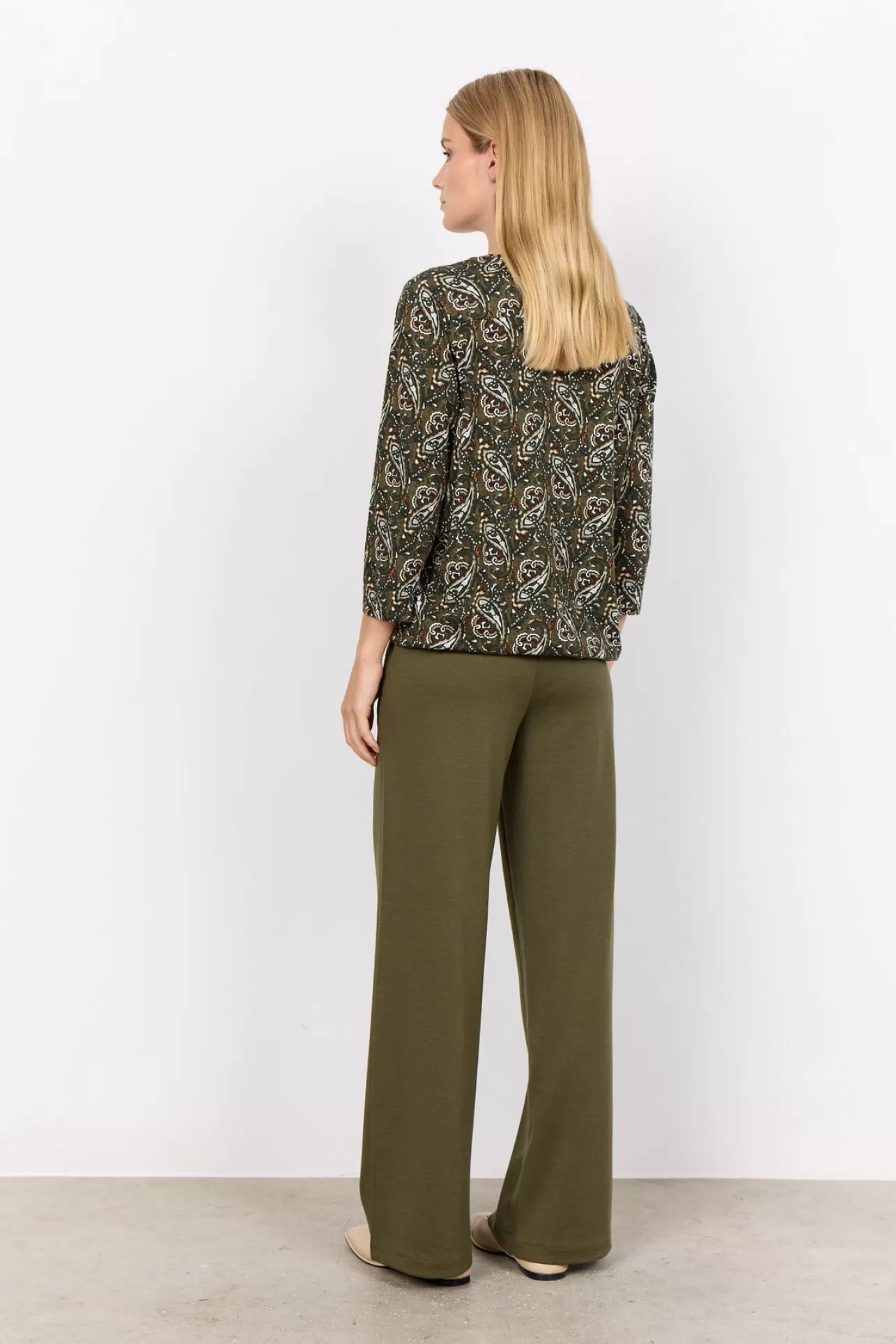 scfelicity_aop_476_tshirt_oliv_3-2.webp Soyaconcept SC-FELICITY AOP 476 T-shirt