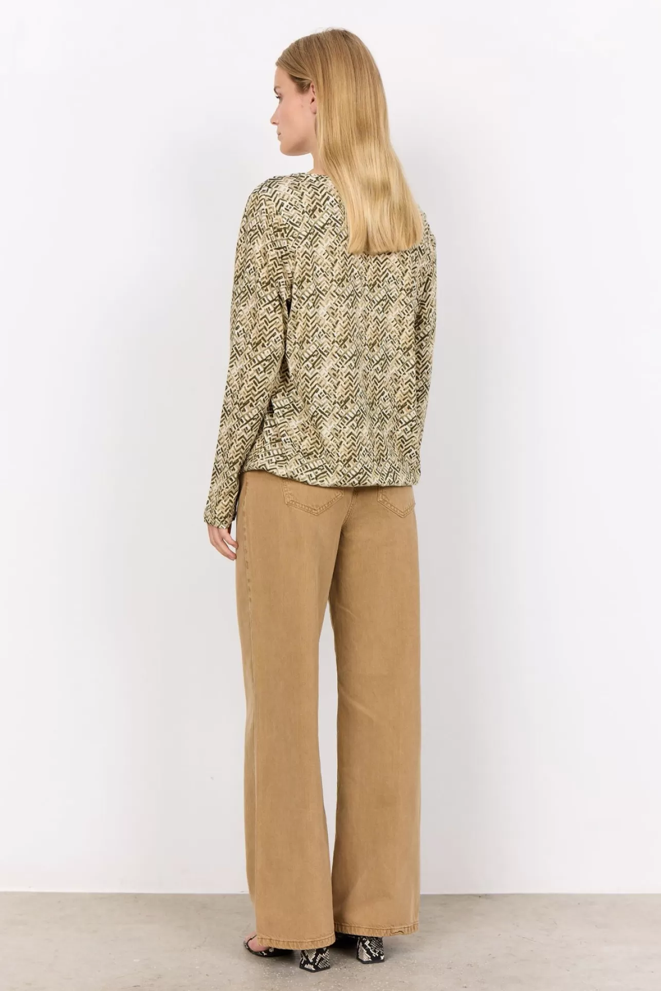 scfelicity_aop_477_tshirt_oliv_3-1.webp Soyaconcept SC-FELICITY AOP 477 T-shirt