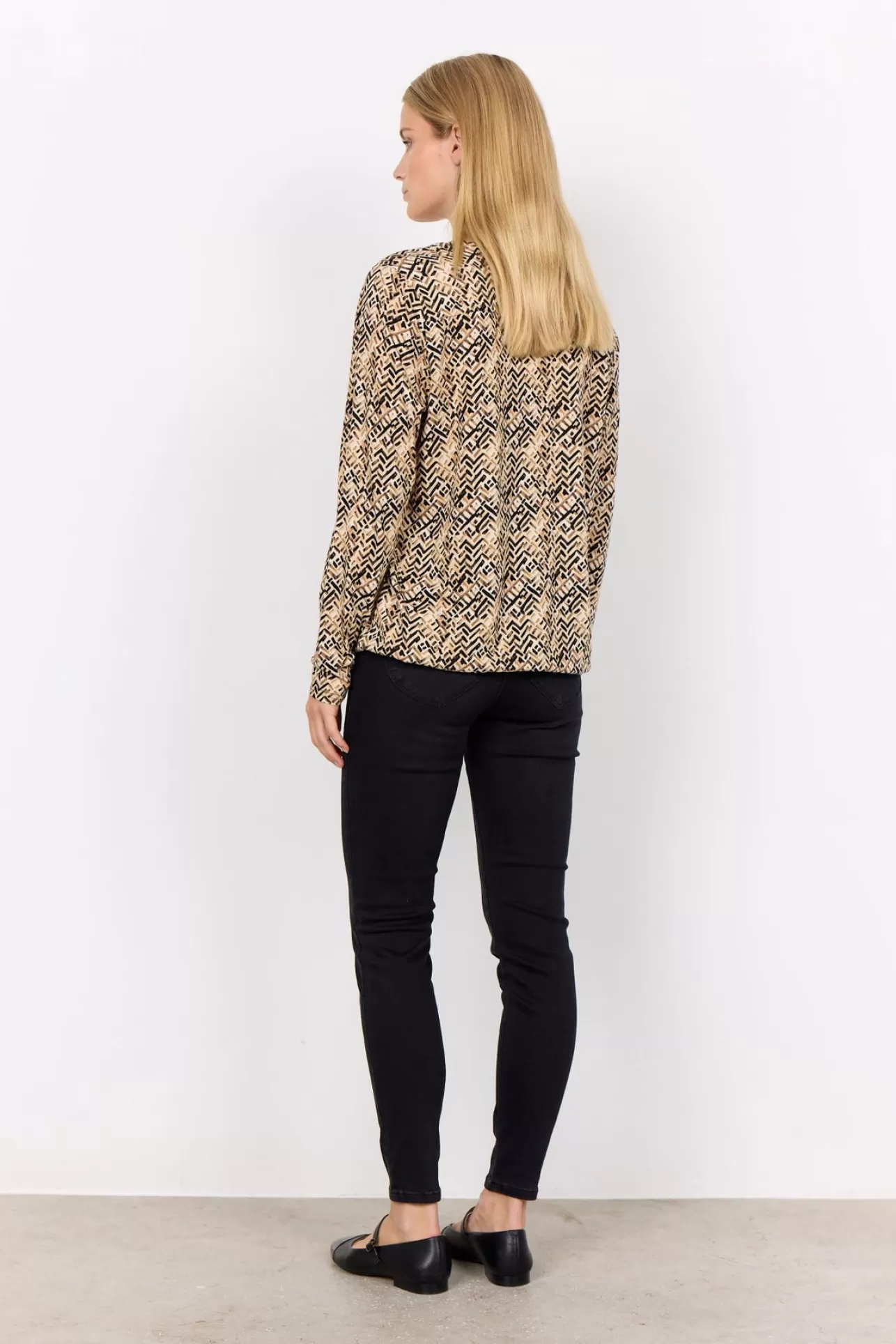 scfelicity_aop_477_tshirt_svart_3-1.webp Soyaconcept SC-FELICITY AOP 477 T-shirt