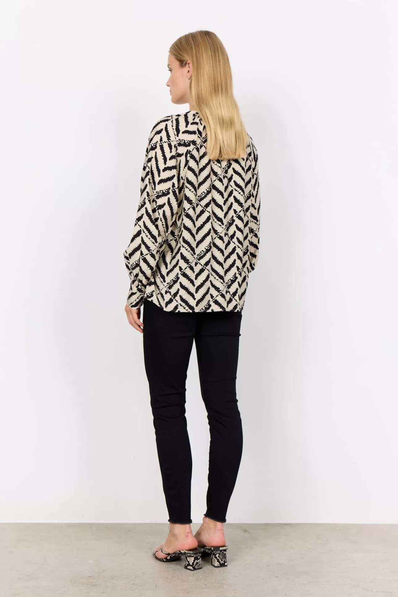 scinarose_1_skjorta_svart_3-2.webp Soyaconcept SC-INAROSE 1 Skjorta