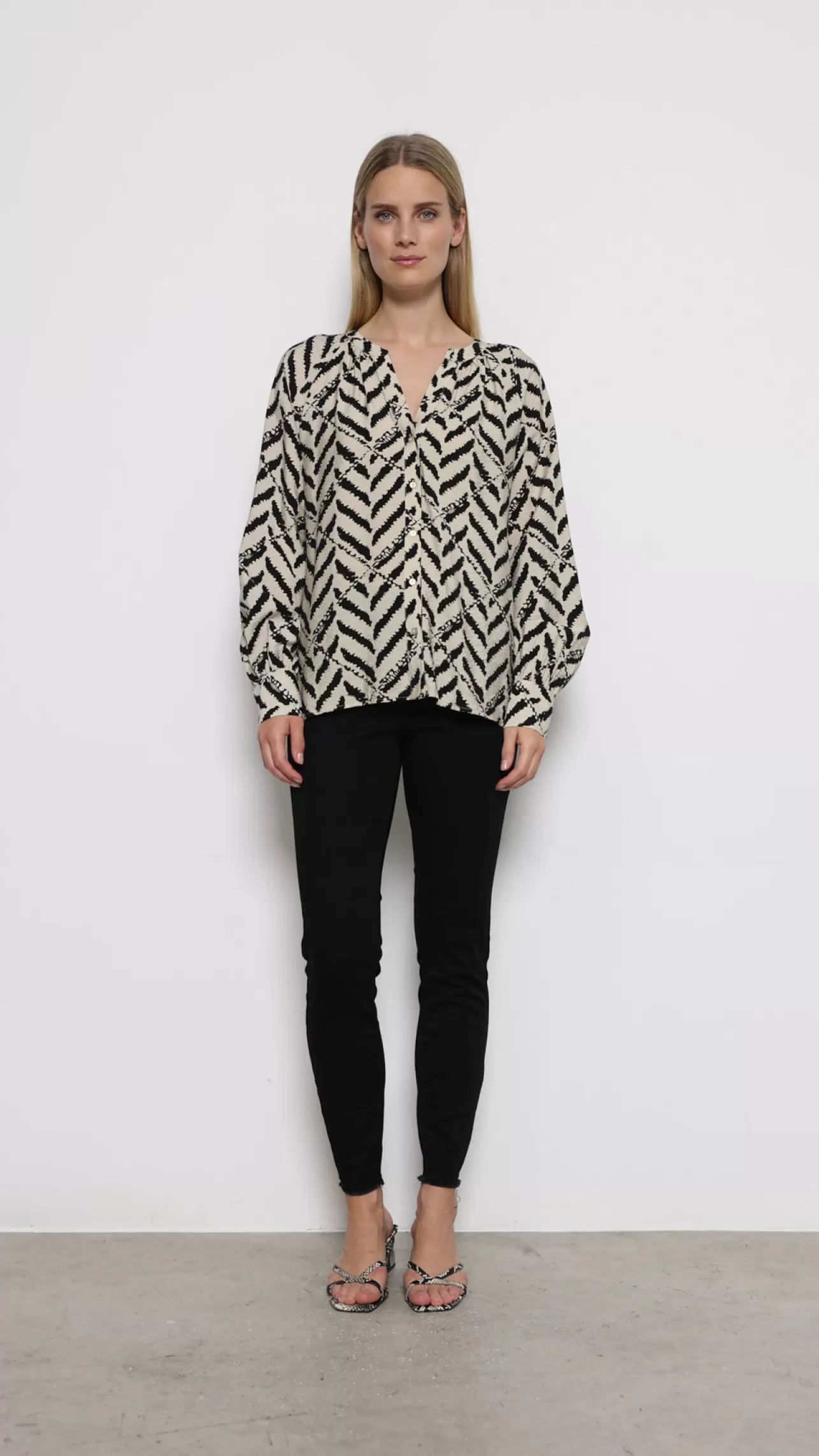 scinarose_1_skjorta_svart_4-2.webp Soyaconcept SC-INAROSE 1 Skjorta