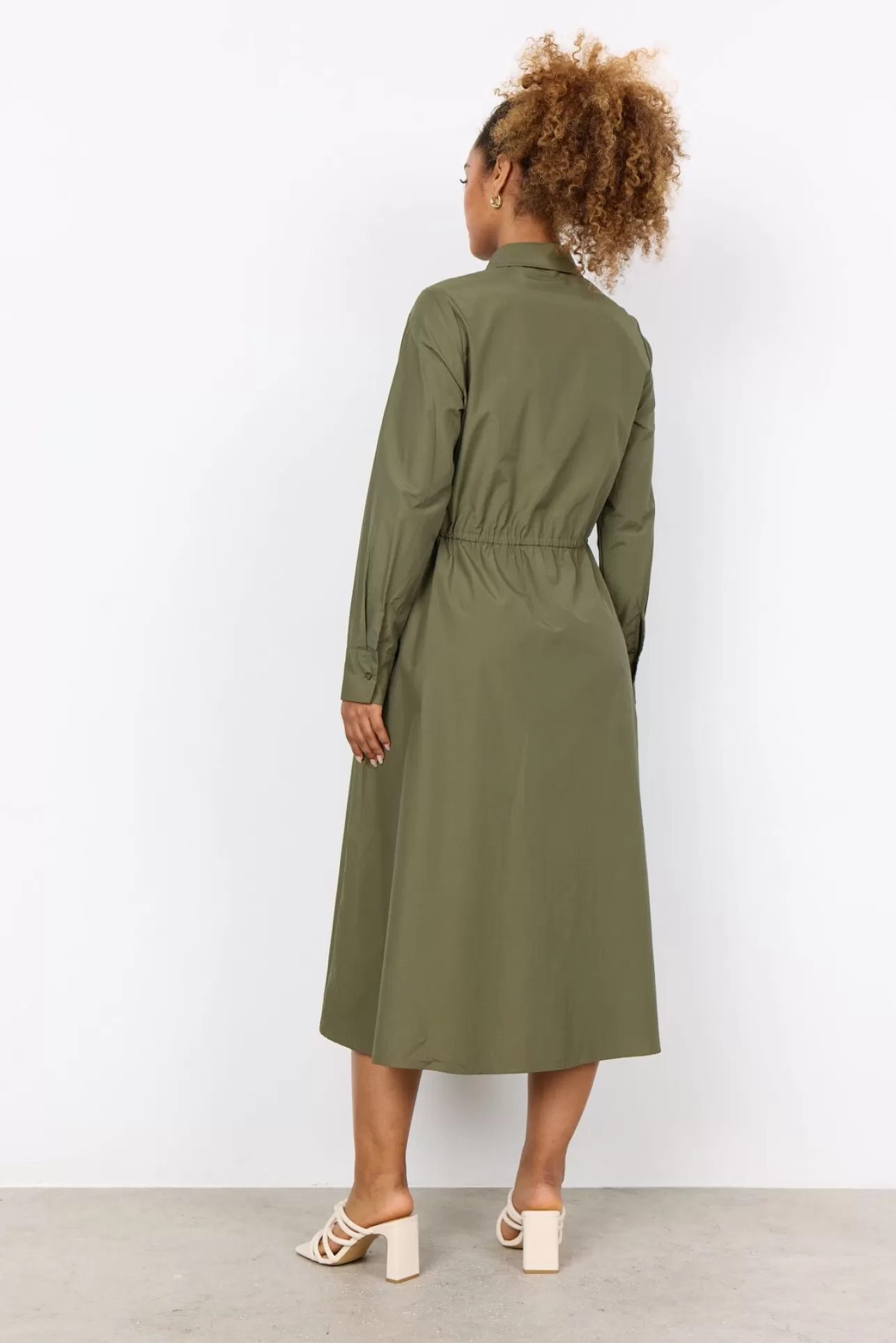 scnetti_85_klnning_oliv_3-1.webp Soyaconcept SC-NETTI 85 Klänning