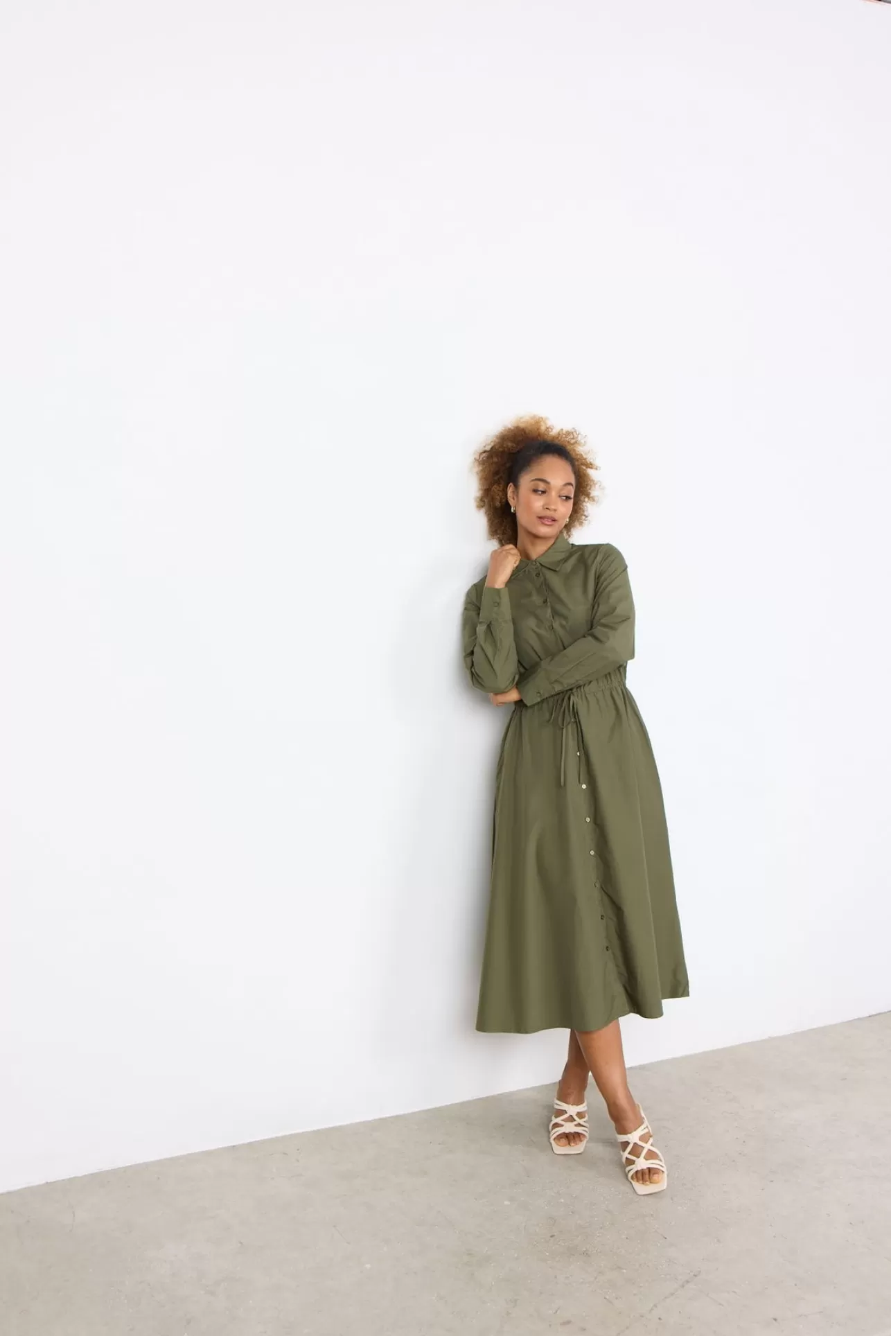 scnetti_85_klnning_oliv_4-1.webp Soyaconcept SC-NETTI 85 Klänning