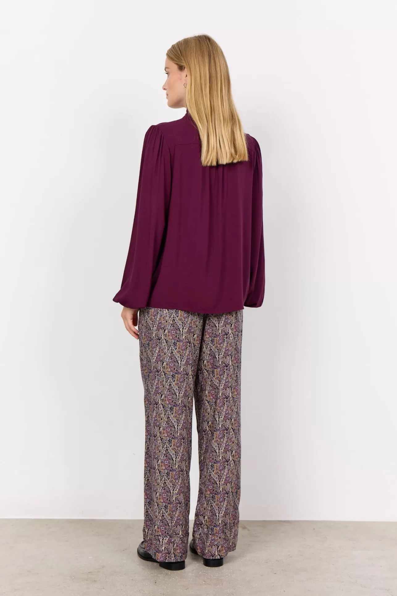 scradia_200_skjorta_bordeaux_3-2.webp Soyaconcept SC-RADIA 200 Skjorta