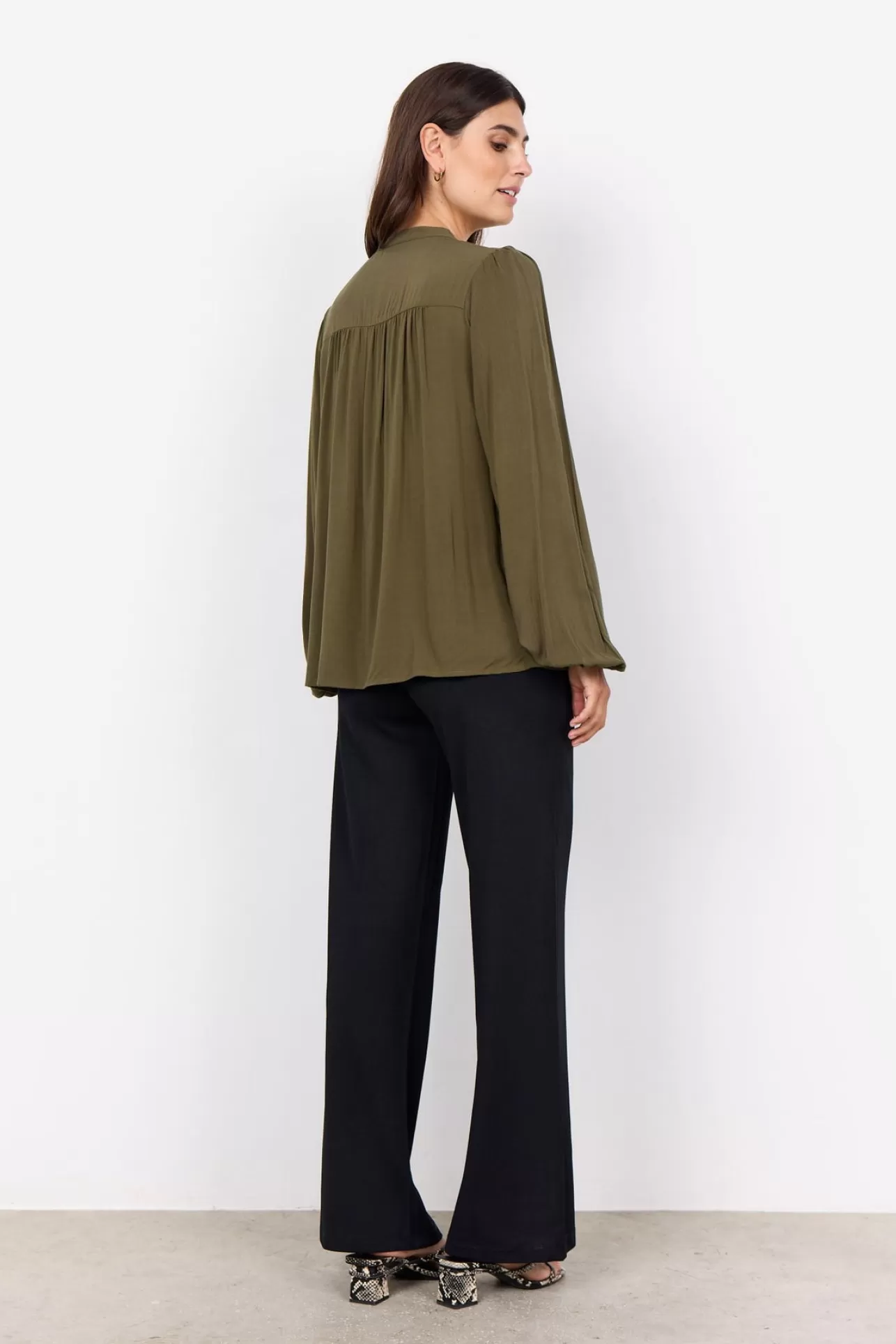 scradia_202_skjorta_oliv_3-2.webp Soyaconcept SC-RADIA 202 Skjorta